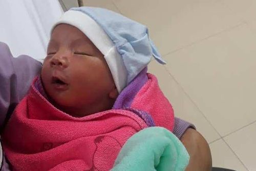 Bé trai kháu khỉnh 1 tuần tuổi bị bỏ rơi tại cống chui