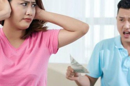Vợ chồng 'chiến tranh lạnh' chỉ vì tranh cãi quà tặng cô giáo 20/10
