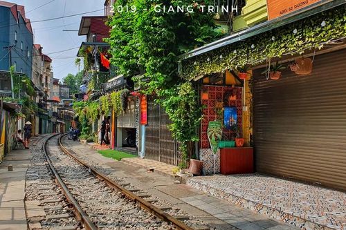 Khu cafe 'phố đường tàu' vắng vẻ trong ngày đầu hạn chế người đi bộ