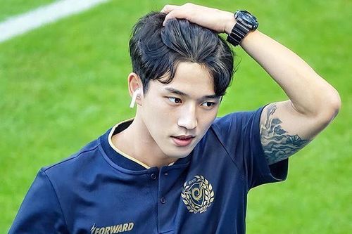 Cầu thủ Hàn Quốc được khen có gương mặt điển trai như idol