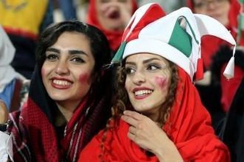 Phụ nữ Iran được phép đi xem bóng đá sau hàng chục năm