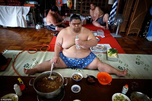 Món lẩu tốn hàng cân thịt dành cho võ sĩ sumo có gì đặc biệt?