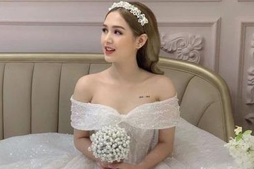 Bạn gái 17 tuổi của 'streamer rich kid' Xemesis khoe mặc váy cô dâu