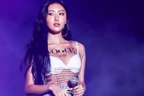 Nữ rapper Hàn sở hữu gu thời trang gây tranh cãi