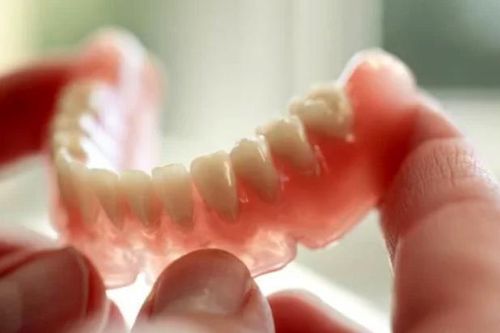 Gắp hàm răng giả ra khỏi dạ dày một phụ nữ ở Phú Quốc