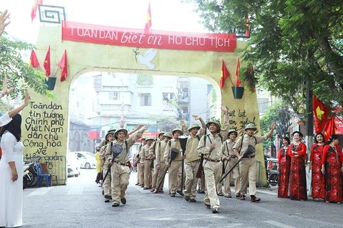 Xúc động hình ảnh tái hiện đoàn quân tiến về Giải phóng Thủ đô