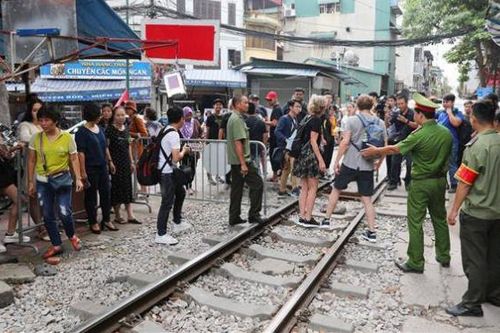 Hà Nội ra quân giải tán 'xóm cà phê đường tàu'