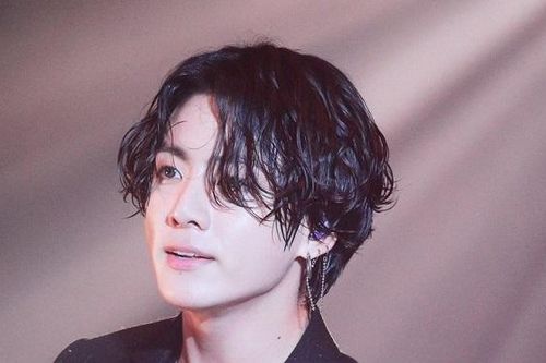 Jungkook BTS gây tranh cãi với hình ảnh mới khác lạ