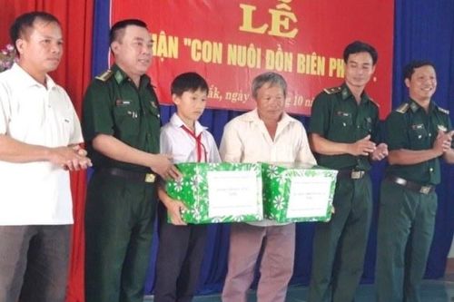 Các đồn biên phòng ở Đác Lắc nhận 'con nuôi'