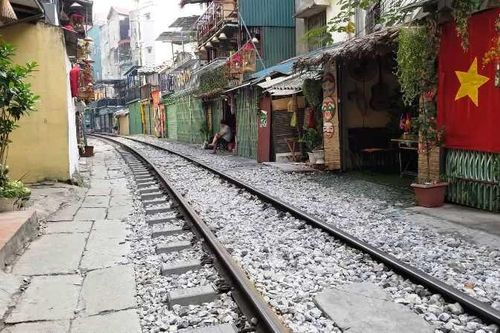 Sáng nay 10-10, cà phê đường tàu ở Hà Nội 'vắng như chùa Bà Đanh'