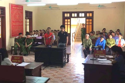 Cháu trùm chăn lên người ông nội để cướp tài sản