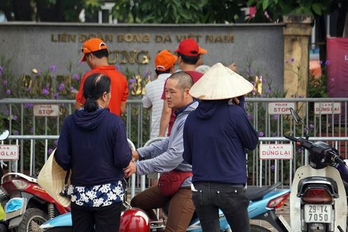 Vài tiếng trước trận Việt Nam-Malaysia, vé 'chợ đen' vẫn bị hét giá tiền triệu