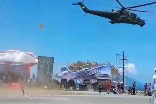 'Xe tăng bay; Mi-35 thổi tung sân khấu trong lễ diễu hành