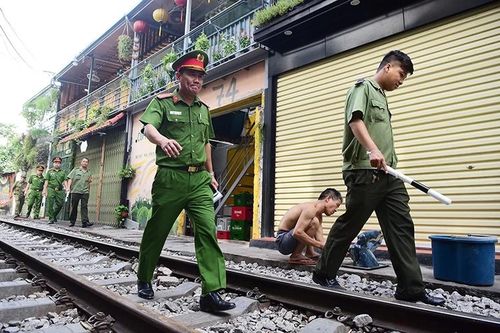 Cấm hoạt động phố cà phê đường tàu