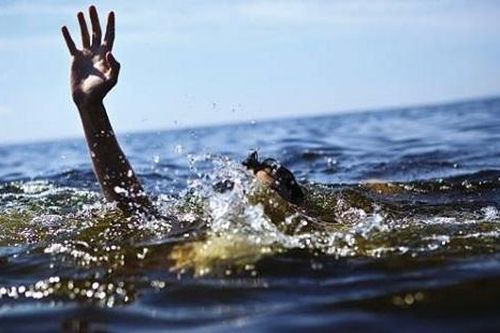 6 học sinh rủ nhau ra cầu chơi, 2 em bị đuối nước thương tâm