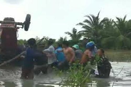 Nam thanh niên bị máy cày lật ngửa đè tử vong