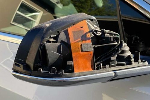 Biker phóng cao tốc, giờ tay đập vỡ gương xe Tesla Model 3