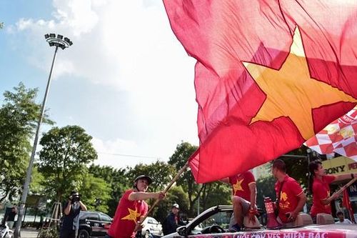 CĐV cờ hoa diễu hành cổ vũ Việt Nam đấu Malaysia