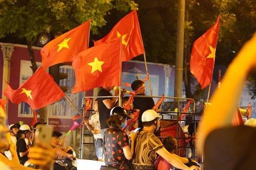 Người Hà Nội đổ ra đường mừng chiến thắng của đổi tuyển Việt Nam trước Malaysia, nhiều tuyến đường thủ đô ách tắc