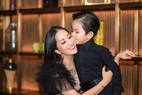 Tình cảm ấm áp của gia đình Khánh Thi – Phan Hiển