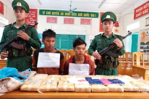 Quảng Bình: Bắt 2 người Lào thu giữ 100.000 viên ma túy