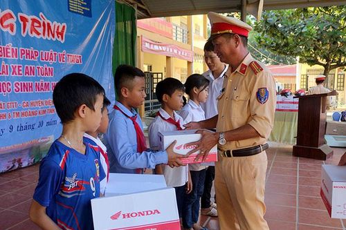 Tuyên truyền pháp luật về an toàn giao thông cho học sinh