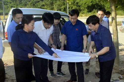 Giám sát việc thực hiện đấu giá quyền sử dụng đất tại xã Mường Nhà