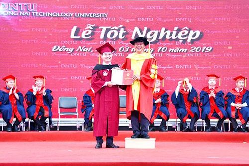 Trao bằng tốt nghiệp cho 800 tân cử nhân
