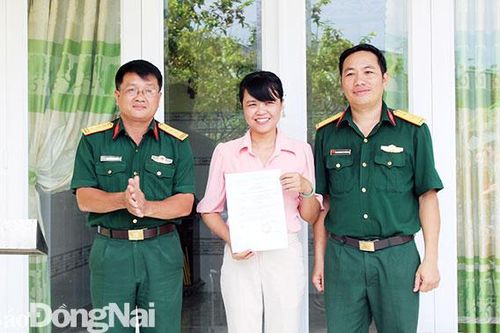 Trao tặng nhà đồng đội