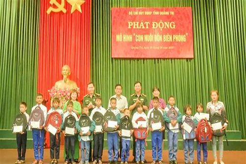 Phát động mô hình 'Con nuôi đồn biên phòng'.