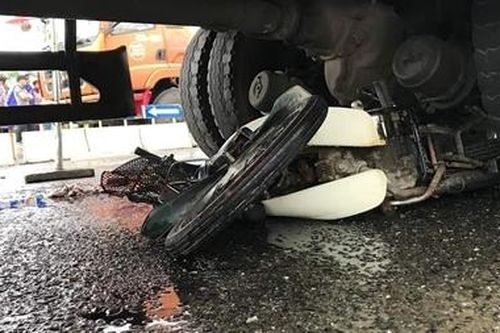 Xe tải cuốn xe máy chạy cùng chiều vào gầm, một phụ nữ tử vong