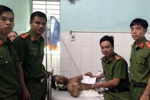Cảnh Sát PCCC Đà Nẵng hỗ trợ người công nhân bị tai nạn lao động