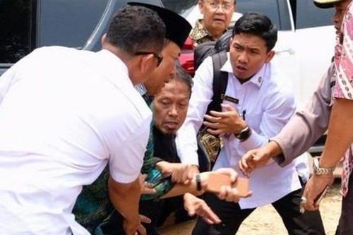 Bộ trưởng An ninh Indonesia bị kẻ khủng bố đâm trọng thương