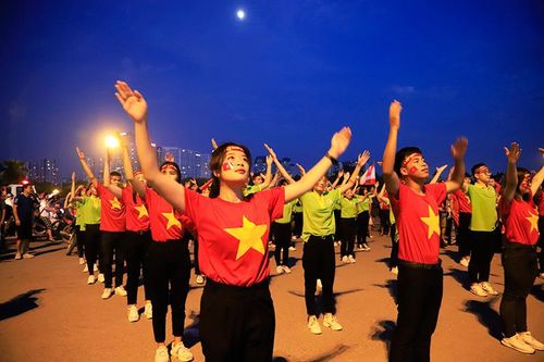 Hàng nghìn cổ động viên tiếp lửa cho đội tuyển Việt Nam trước 'giờ G'