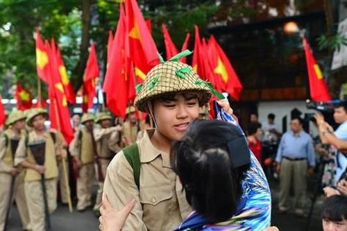 Xúc động khoảnh khắc tái hiện đoàn quân giải phóng về tiếp quản Thủ đô