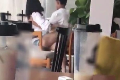Đôi nam nữ không ngại ngùng ôm ấp, 'khóa môi' nhau công khai giữa quán trà sữa