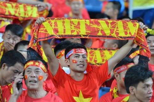 Bên trong SVĐ Mỹ Đình: CĐV 'nhuộm đỏ' khán đài chờ thầy trò Park Hang-seo bùng nổ