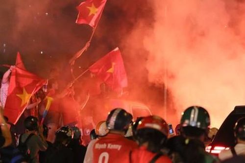 Mới đá vòng loại, CĐV vẫn đổ ra đường mừng chiến thắng của tuyển Việt Nam như thể đã được dự World Cup