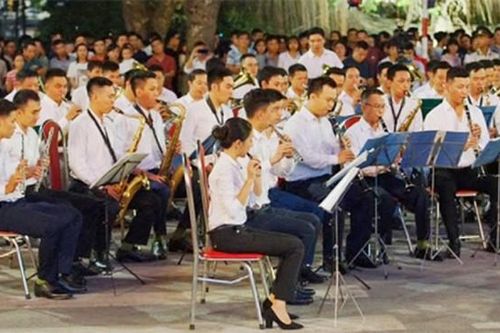 Đoàn nghi lễ CAND diễu hành, biểu diễn phục vụ nhân dân tại phố đi bộ hồ Gươm