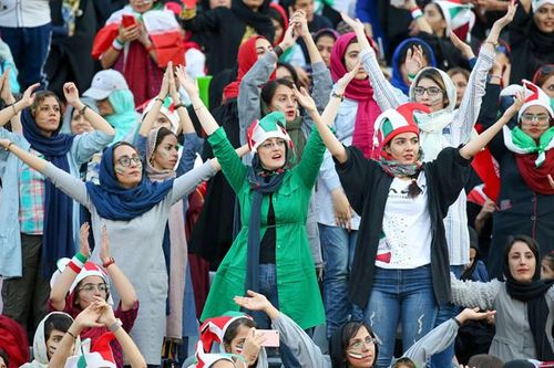 Nữ CĐV Iran khoe sắc trong lần đầu đi cổ vũ bóng đá