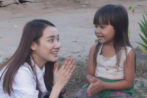 Nhã Phương chơi đùa với trẻ em nghèo ở Tây Nguyên