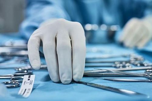 Tự chữa bệnh trĩ bằng thuốc nam, bệnh nhân phải dùng hậu môn giả