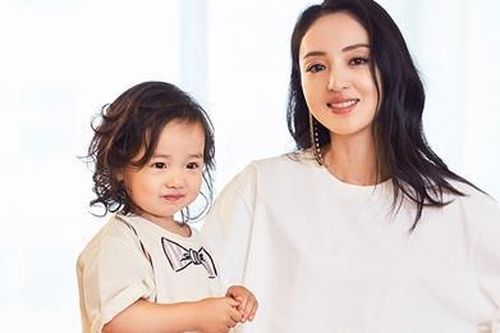 Con gái 3 tuổi của 'Điêu Thuyền' Đổng Tuyền làm mẫu nhí