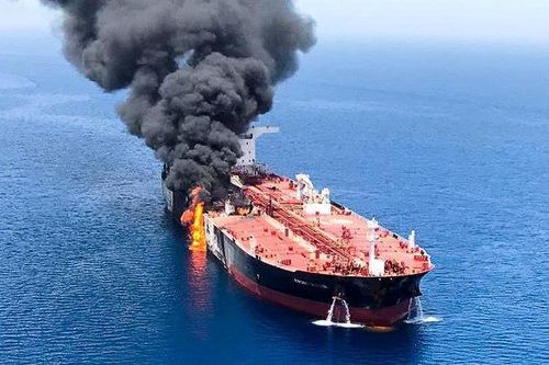 Tàu chở dầu Iran bị bắn tên lửa, phát nổ gần Saudi Arabia