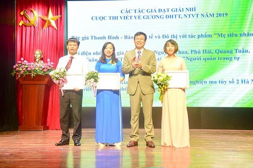 Gần 40 tác phẩm đoạt giải Cuộc thi viết về 'Gương điển hình tiên tiến, người tốt, việc tốt'