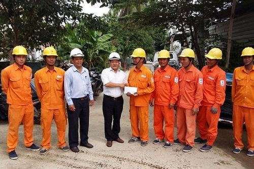 PC Khánh Hòa: Tặng quà, động viên CNLĐ tại hiện trường thi công các công trình ĐTXD và SCL