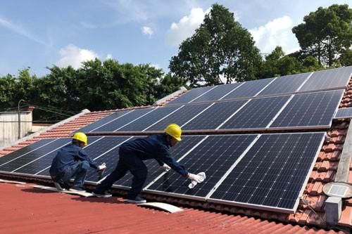 Gần 1.000 tấm pin năng lượng mặt trời khoác áo 'xanh' cho Điện lực Bình Chánh