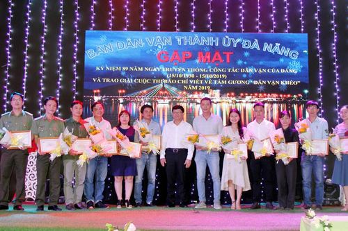 Trao giải Cuộc thi báo chí viết về tấm gương 'Dân vận khéo' năm 2019