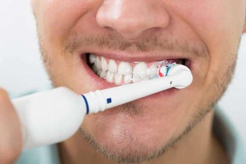 Bí quyết giữ hàm răng trắng bóng cho dân nghiền cà phê