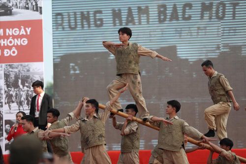 Ký ức '' đem vinh quang sức dân tộc trở về'